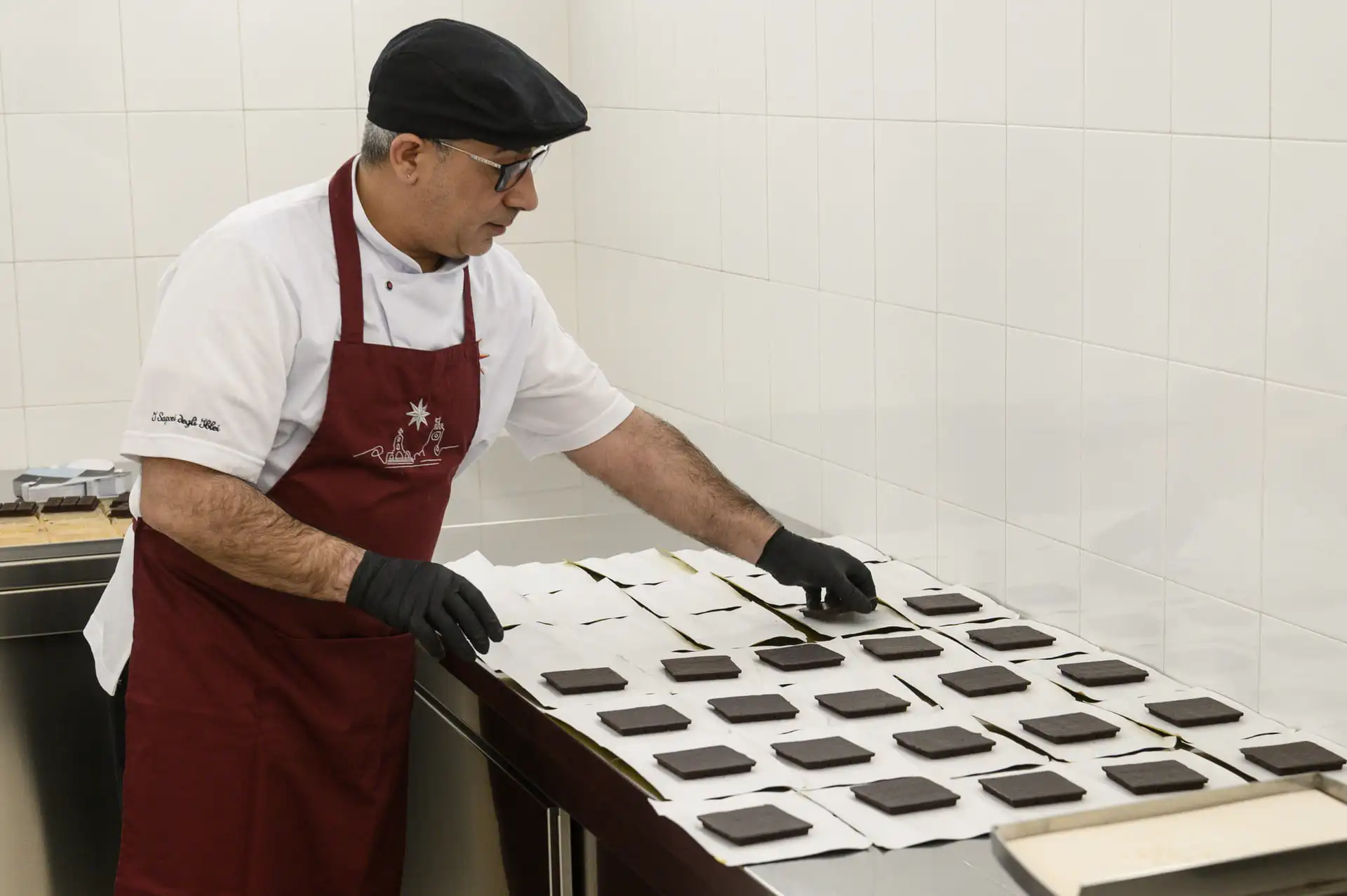 cioccolato-artigianale-diventa-cioccolatiere-confezionamento-mano