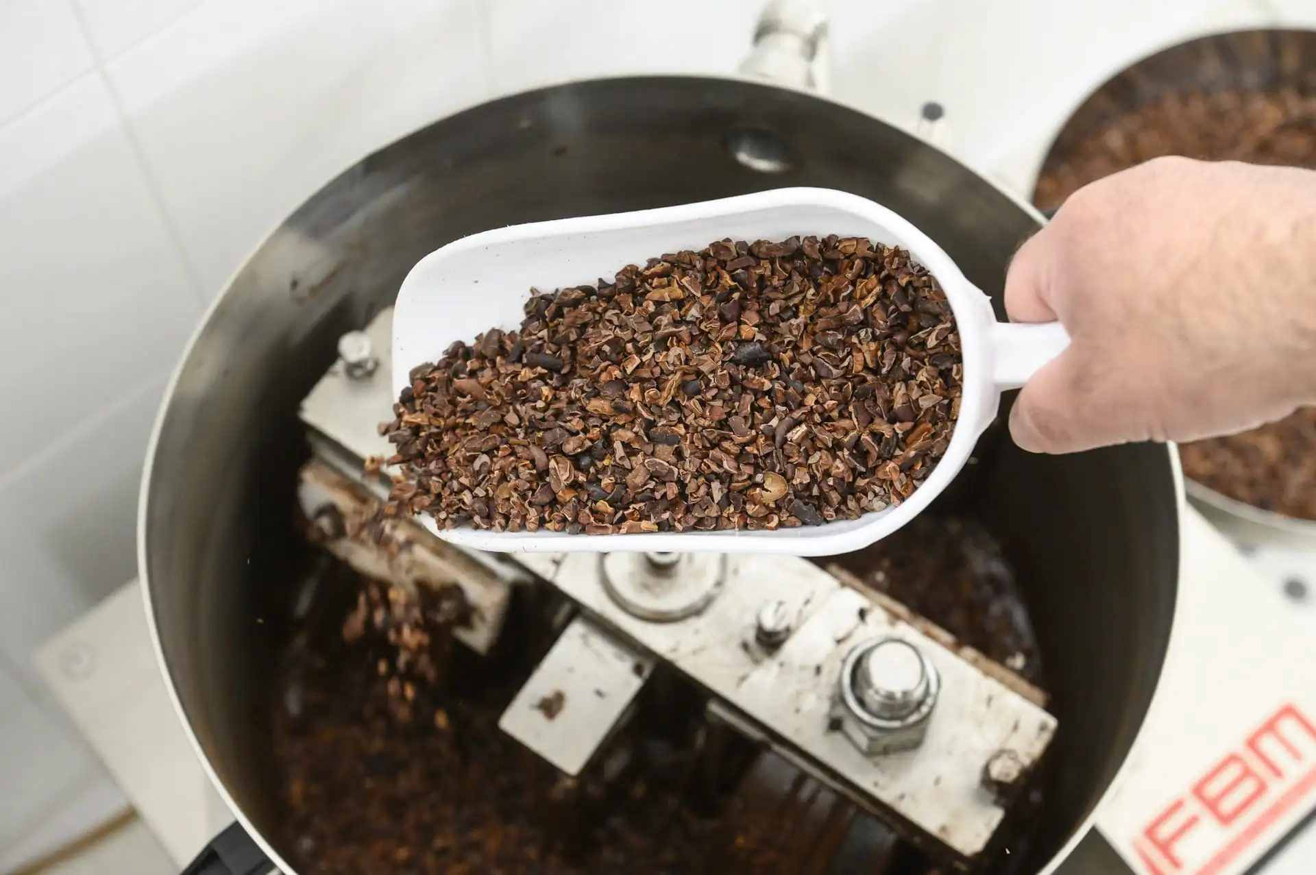 cioccolato-artigianale-diventa-cioccolatiere-macinatura